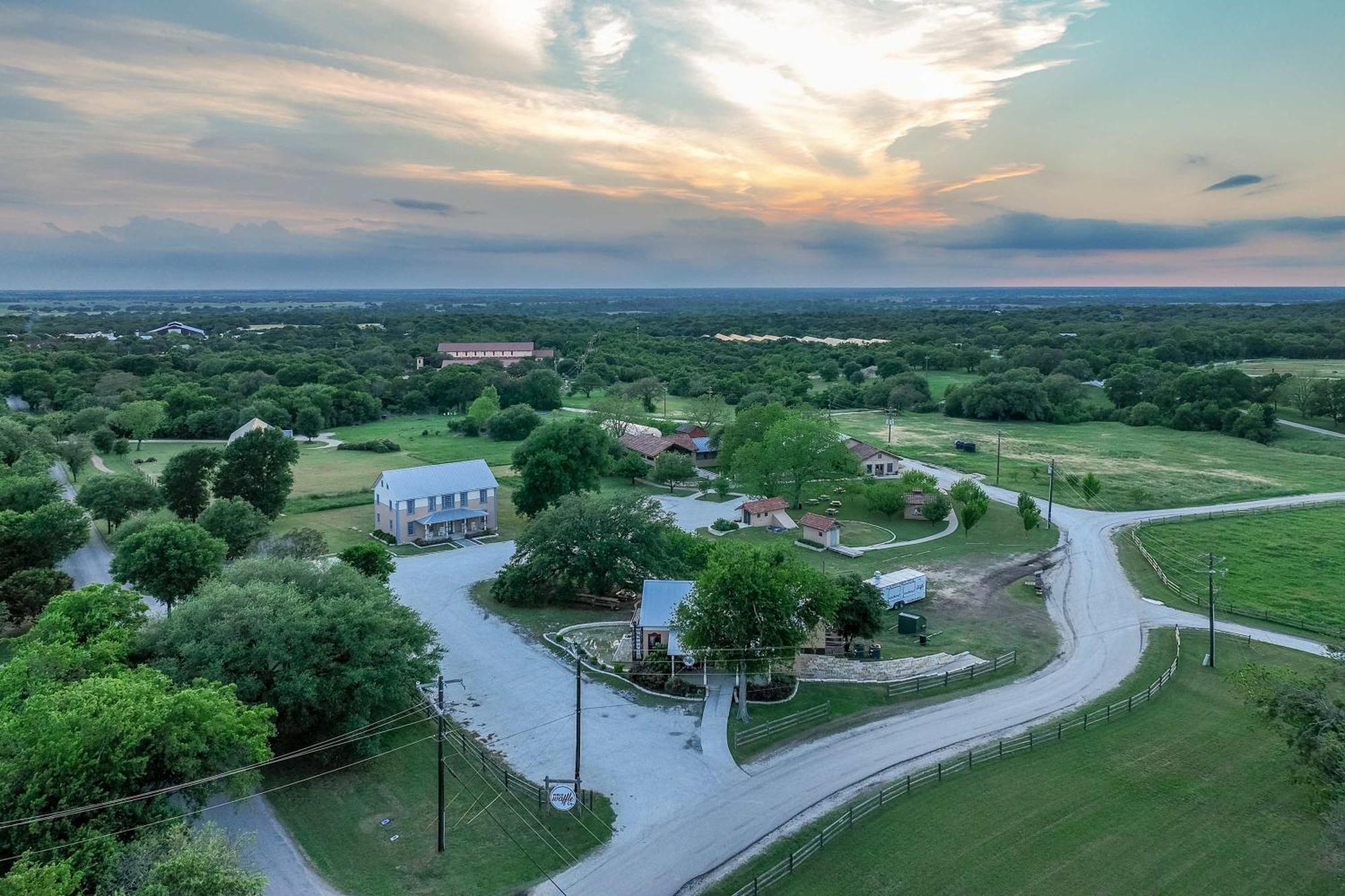 Container Home With Rooftop Views And Pickleball-Pecan Grove Bellmead ภายนอก รูปภาพ