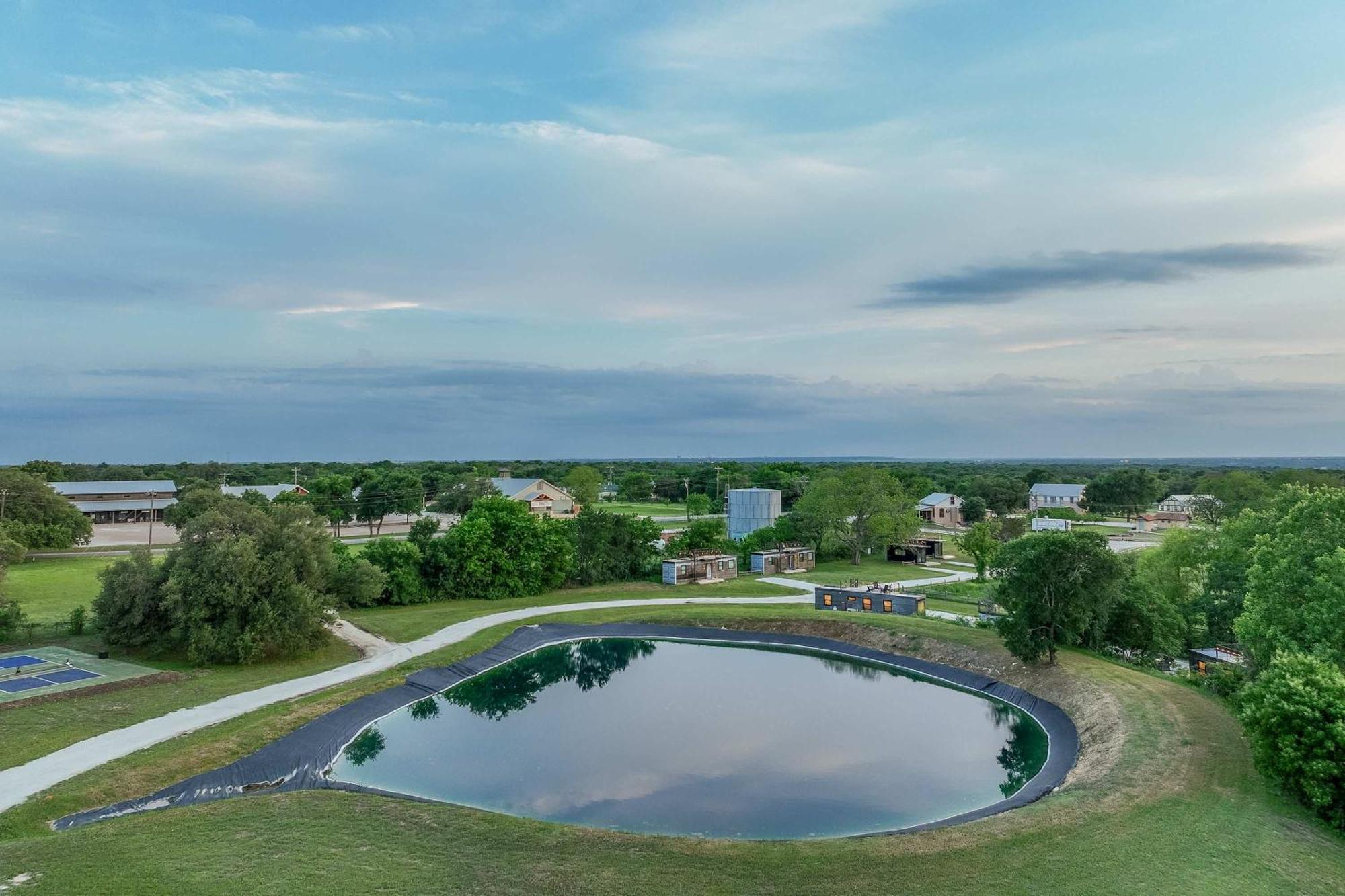 Container Home With Rooftop Views And Pickleball-Pecan Grove Bellmead ภายนอก รูปภาพ